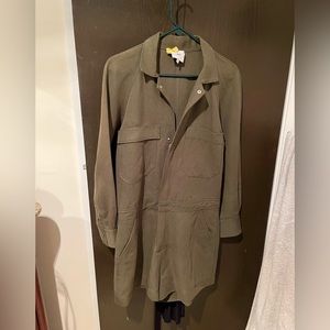 Sophisticated romper, in solid olive